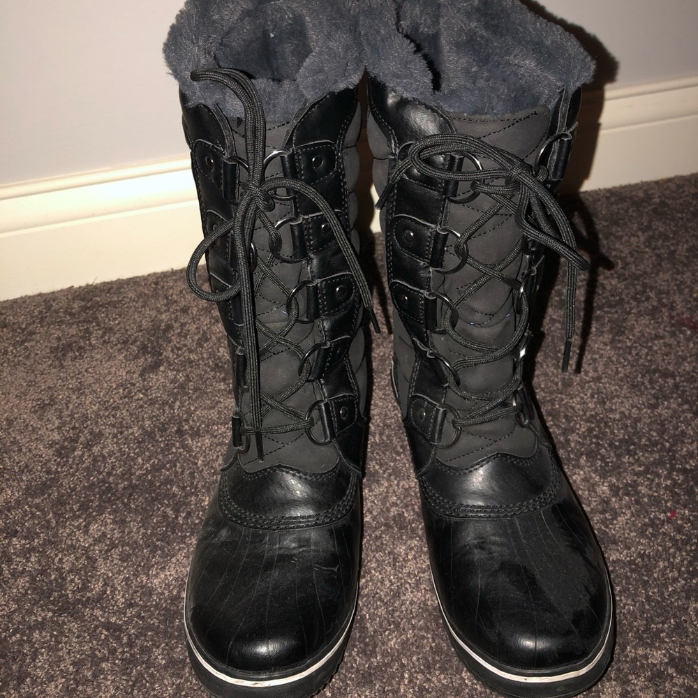 Black and grey snow boots
